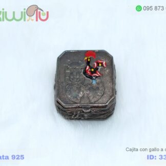 Cajita cuadrada de plata con un gallo con color