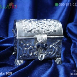 Cofre de plata con decoración de flores