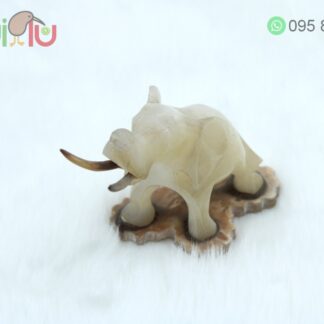 Adorno de cristal de mamut con colmillos