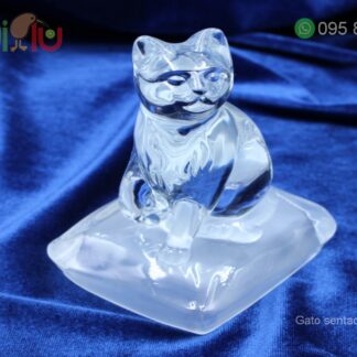 Adorno de cristal de gato sentado sobre base