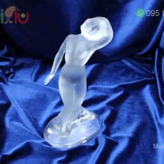 Adorno de cristal de mujer con pose