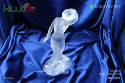Adorno de cristal de mujer con pose