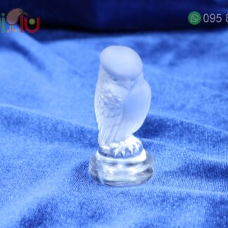 Adorno de cristal de búho sentado sobre base