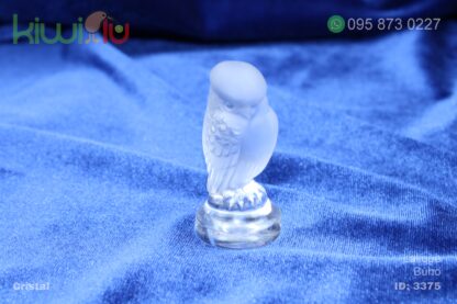 Adorno de cristal de búho sentado sobre base