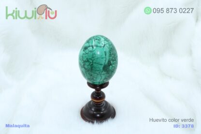 Adorno de malaquita  en forma de huevo sobre base de madera