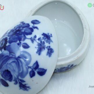 Joyero de porcelana en forma de huevo con flores azules