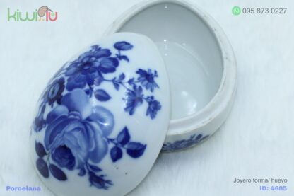 Joyero de porcelana en forma de huevo con flores azules