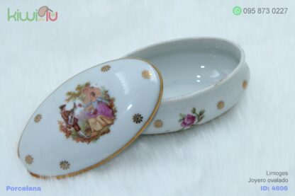 Joyero de porcelana ovalado con figura de hombre cortejando a mujer