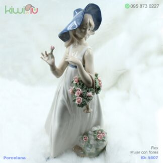 Adorno de porcelana de mujer con sombrero y flores