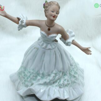 Adorno de porcelana  de mujer bailando