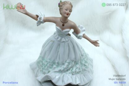 Adorno de porcelana  de mujer bailando