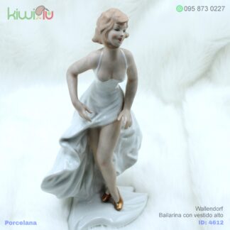 Adorno de porcelana de bailarina con vestido alto