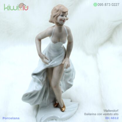 Adorno de porcelana de bailarina con vestido alto