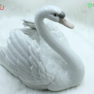 Adorno de porcelana con forma de cisne