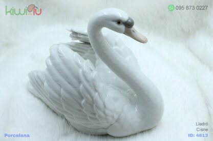Adorno de porcelana con forma de cisne