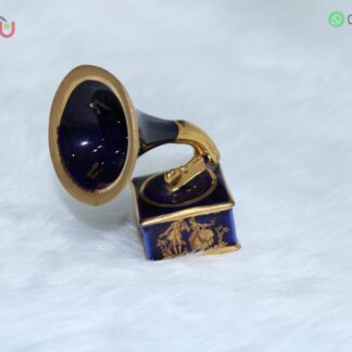 Adorno de porcelana en forma de tocadisco color azul y detalles dorados