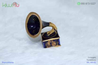 Adorno de porcelana en forma de tocadisco color azul y detalles dorados