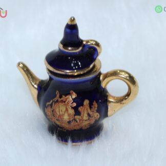Adorno de porcelana en forma de tetera de color azul y detalles dorados