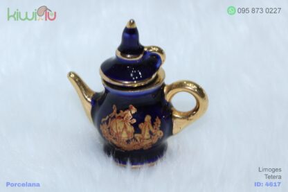 Adorno de porcelana en forma de tetera de color azul y detalles dorados