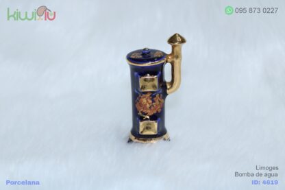 Adorno en forma de bomba de agua de color azul y detalles dorados