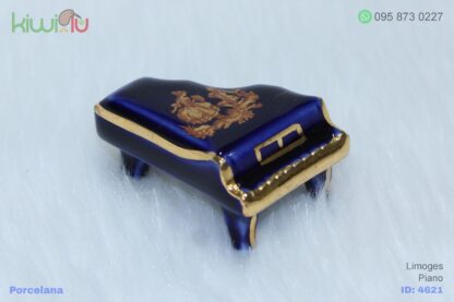 Adorno de porcelana con forma de piano color azul con filos dorados
