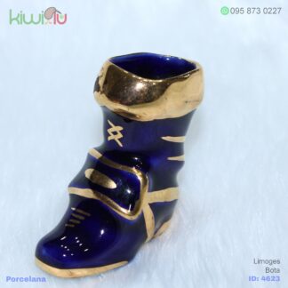 Adorno de porcelana con forma de bota color azul con filos dorados