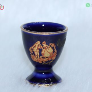 Adorno de porcelana con forma de florero color azul con filos dorados