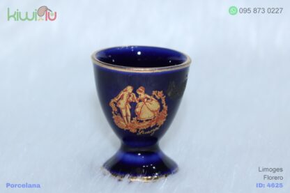 Adorno de porcelana con forma de florero color azul con filos dorados