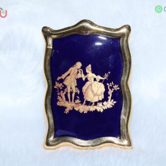 Adorno de porcelana en forma de cuadro color azul con filos dorados