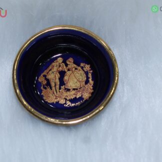 Adorno de porcelana en forma de plato hondo color azul con filos dorados