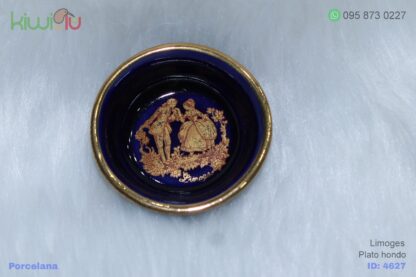 Adorno de porcelana en forma de plato hondo color azul con filos dorados