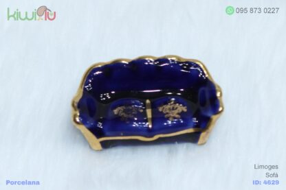 Adorno de porcelana con forma de sofá color azul con filos dorados