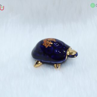 Adorno de porcelana con forma de tortuga color azul con filos dorados