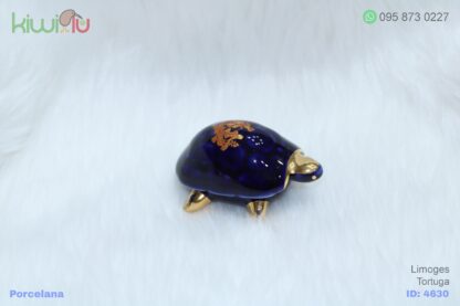 Adorno de porcelana con forma de tortuga color azul con filos dorados