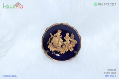 Adorno de porcelana en forma de plato llano color azul con filos dorados