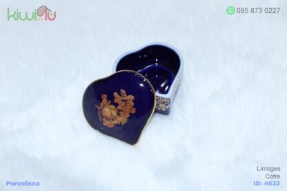Adorno de porcelana en forma de cofre color azul con filos dorados