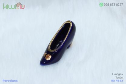 Adorno de porcelana en forma de tacón color azul con filos dorados
