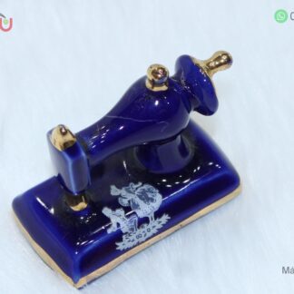 Adorno de porcelana en forma de máquina de coser color azul con filos dorados