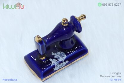 Adorno de porcelana en forma de máquina de coser color azul con filos dorados