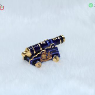 Adorno de porcelana con forma de cañón color azul con filos dorados