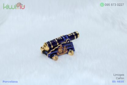 Adorno de porcelana con forma de cañón color azul con filos dorados