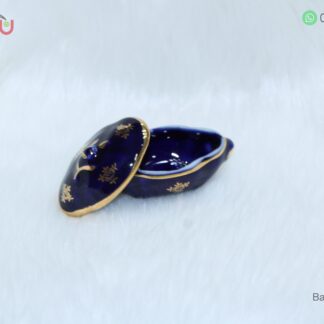 Adorno de porcelana en forma de bandeja color azul con filos dorados