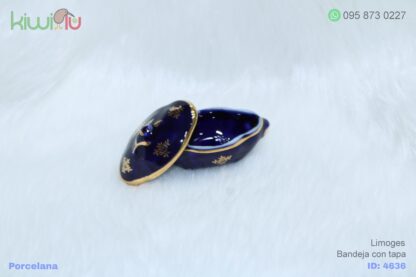 Adorno de porcelana en forma de bandeja color azul con filos dorados