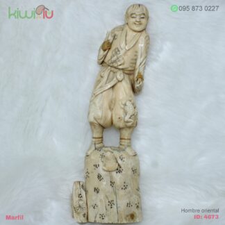 Figura de marfil hombre oriental encima de una piedra