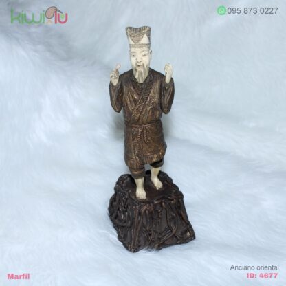 Figura de marfil anciano oriental sobre roca