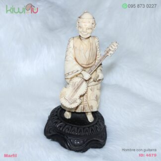 Figura de marfil hombre músico con guitarra